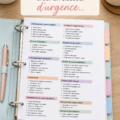 Un dossier d'urgence bien organisé sur une table avec des papeteries colorées.