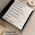 Bureau bien organisé avec des fournitures et des plantes.
