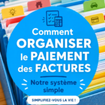 Femme souriante organisant ses factures sur une table.