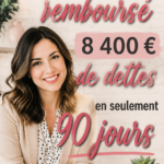 Femme souriante se tenant devant un tableau financier après avoir réglé ses dettes.