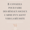 Une femme agent immobilier utilise son smartphone pour gérer ses réseaux sociaux.
