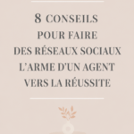 Une femme agent immobilier utilise son smartphone pour gérer ses réseaux sociaux.