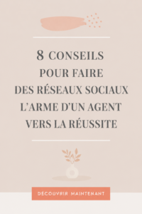 Une femme agent immobilier utilise son smartphone pour gérer ses réseaux sociaux.