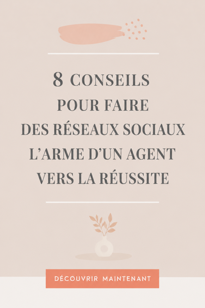 Une femme agent immobilier utilise son smartphone pour gérer ses réseaux sociaux.