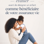 Illustration d'une femme réfléchissant à l'assurance vie en tenant une photo de son enfant.