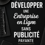 Femme d'affaires souriante travaillant sur son ordinateur portable pour développer son entreprise en ligne.