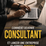 Une femme souriante, se tenant devant son ordinateur, prête à démarrer sa carrière de consultant.