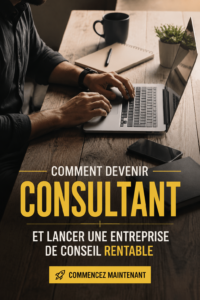 Une femme souriante, se tenant devant son ordinateur, prête à démarrer sa carrière de consultant.