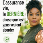 Une femme tenant une assurance-vie, contemplant l'avenir avec calme.