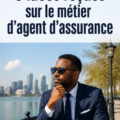 Une femme agent d'assurance souriante au travail, discutant avec un client.