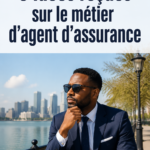 Une femme agent d'assurance souriante au travail, discutant avec un client.