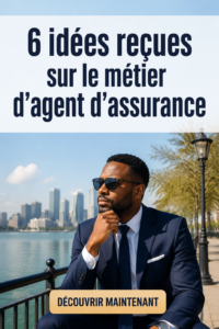 Une femme agent d'assurance souriante au travail, discutant avec un client.