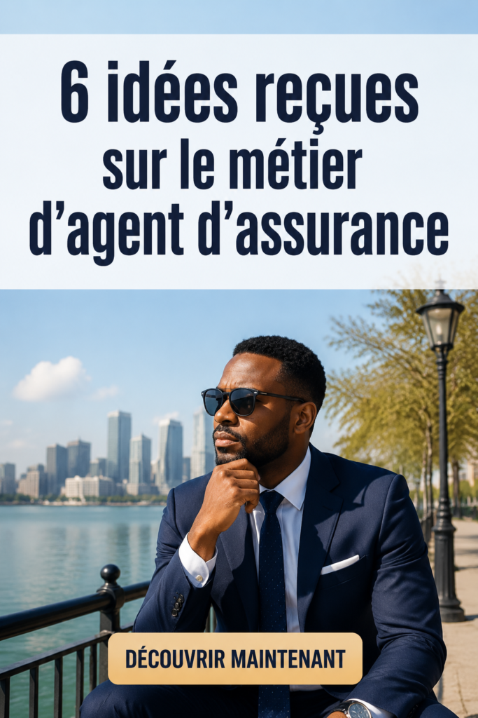 Une femme agent d'assurance souriante au travail, discutant avec un client.
