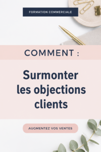 Femme engagée dans une conversation de vente, avec des notes sur une table