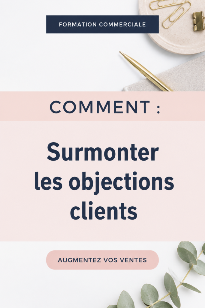 Femme engagée dans une conversation de vente, avec des notes sur une table