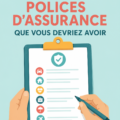 Femme souriante examinant des documents d'assurance