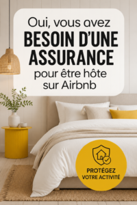 Photo d'un hôte heureux dans son appartement Airbnb, illustrant l'importance d'une assurance adéquate.