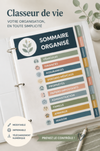 Un binder de gestion de maison ouvert sur une table avec des feuillets organisés.