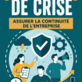 Une femme d'affaires réfléchissant à sa stratégie de gestion de crise dans un bureau.