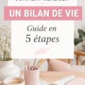 Femme réfléchissant et prenant des notes pour son bilan de vie