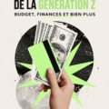 Une femme souriante planifiant son budget avec des papiers financiers.