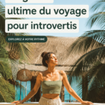 Une femme souriante contemplant un magnifique paysage à la montagne, parfait pour les introvertis.