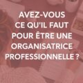 Femme organisatrice professionnelle avec un sourire, entourée de dossiers ordonnés.