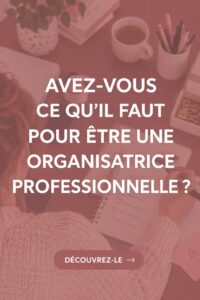Femme organisatrice professionnelle avec un sourire, entourée de dossiers ordonnés.
