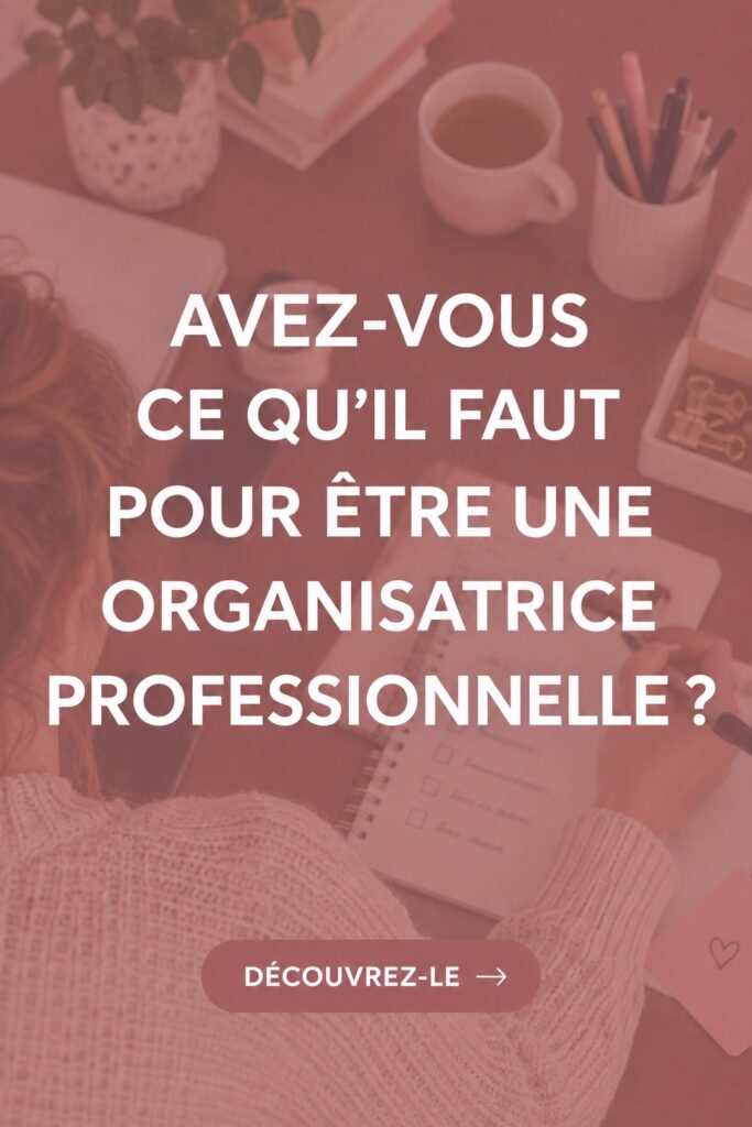 Femme organisatrice professionnelle avec un sourire, entourée de dossiers ordonnés.