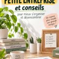 Une femme souriante travaillant sur son ordinateur pour développer son entreprise.