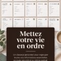 Femme en train d'organiser son espace de travail avec des fournitures ordonnées et claires.