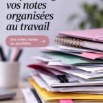 Un bureau bien organisé avec des notes rangées et des outils de prise de notes adaptés.