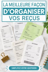 Femmes organisant des reçus sur une table avec un ordinateur et des documents.