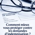 femme consultante analysant des documents d'assurance et de protection juridique